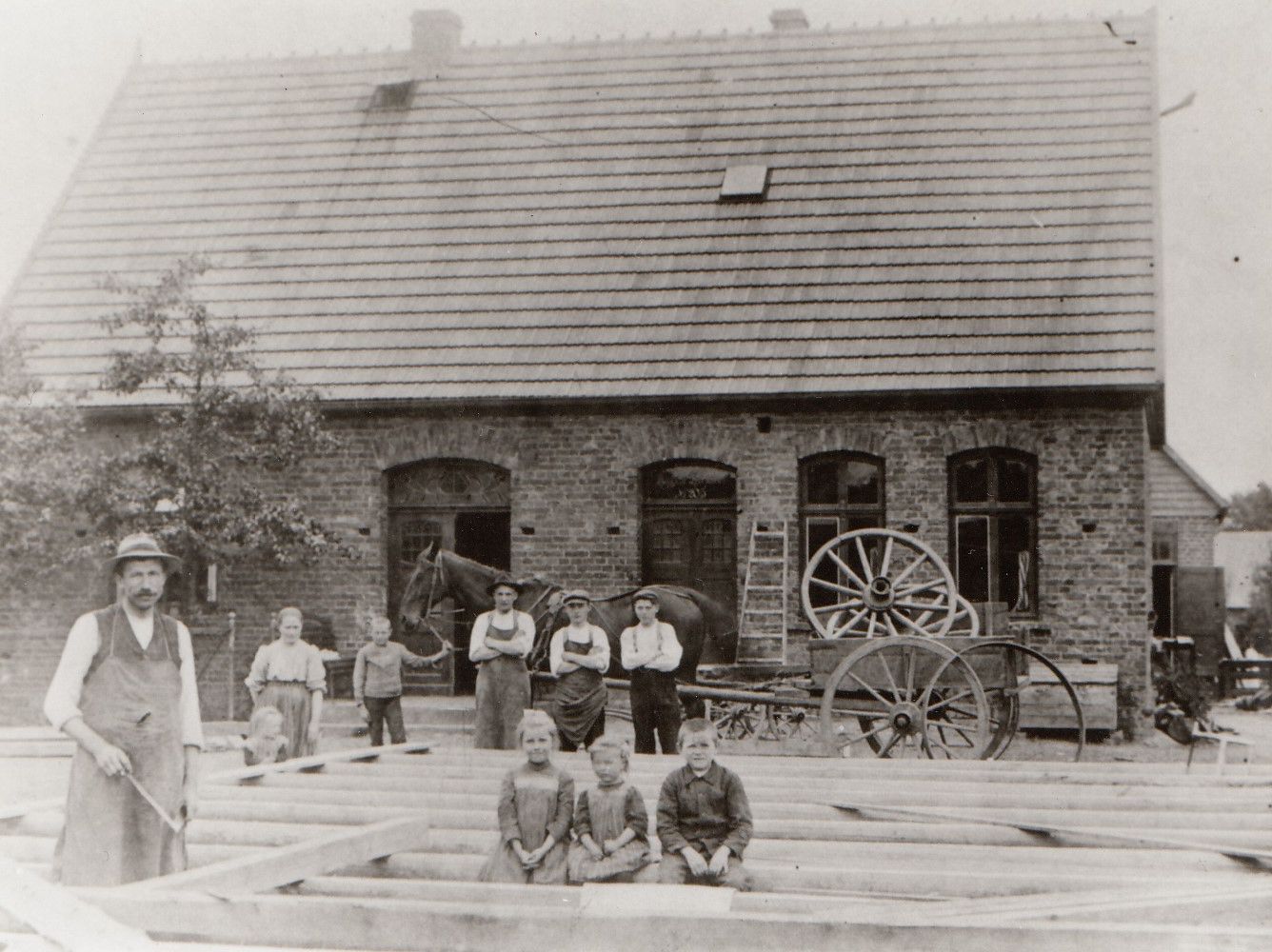 Altes Haus von August Detzmeier - Bauer aus Bermbeck bringt Wagenräder zur Reparatur