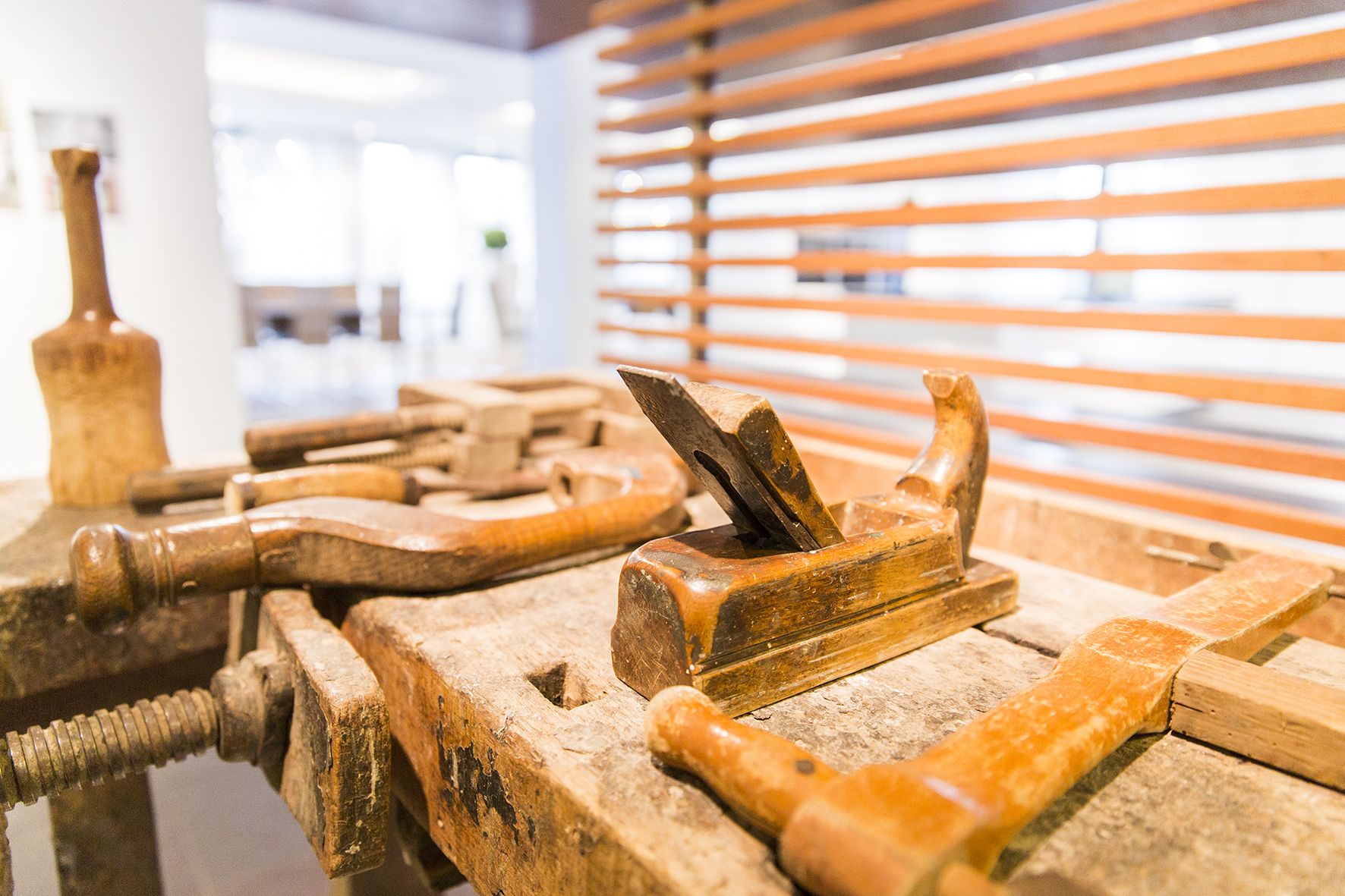 Alte Werkzeuge und die Werkbank aus der Anfangszeit von Häcker aus Rödinghausen sind erhalten geblieben.