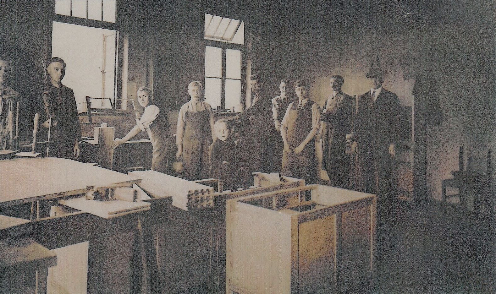 Blick 1924 in die Tischlerwerkstatt der Möbelfabrik Erdbrügger & Söhne in Hiddenhausen