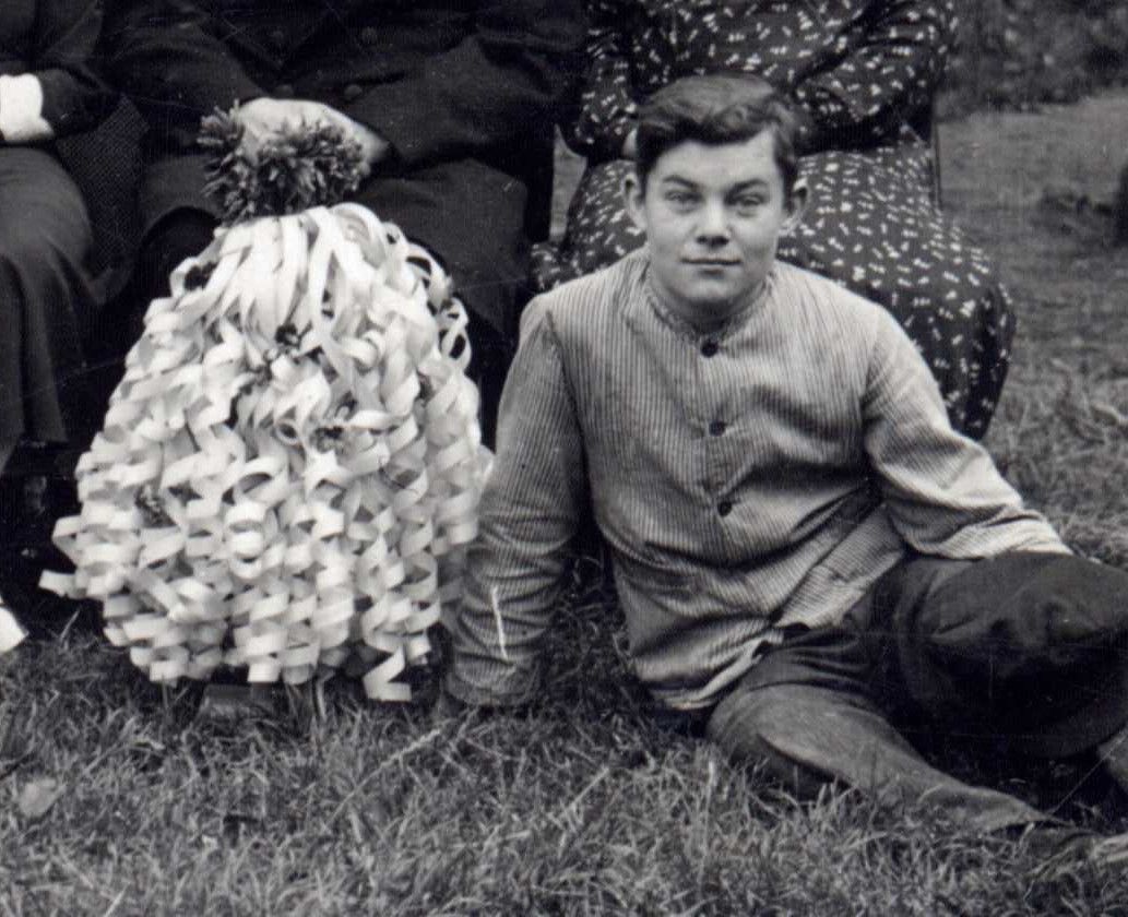 Zur Hochzeit von Gottlieb Stuke und Frieda Schmidt 1934 in Eilshausen bringt ein Geselle des Tischlermeisters Gottlieb Detzmeier anstelle eines Blumenstraußes einen Strauß aus schön gehobelten Spänen.