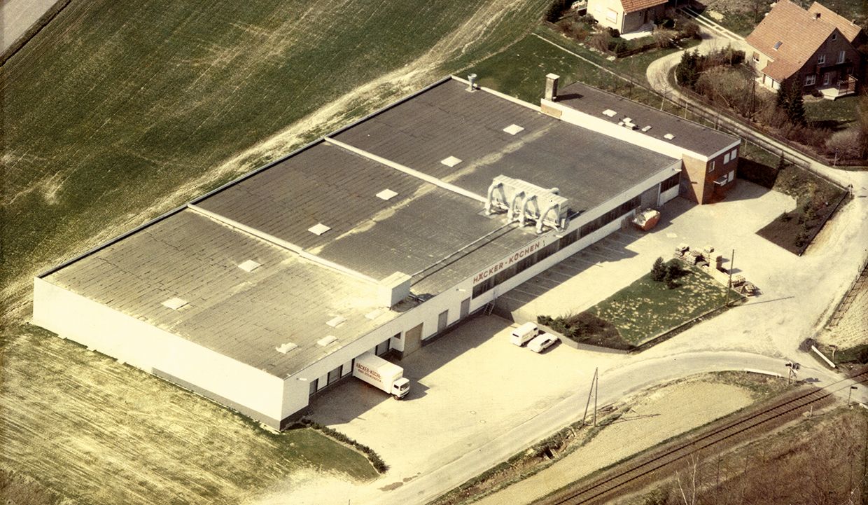 Häcker Küchen, hier in den 1970er Jahren, begann als Tischlerei und wird einer der größten Küchen-Hersteller in Deutschland.