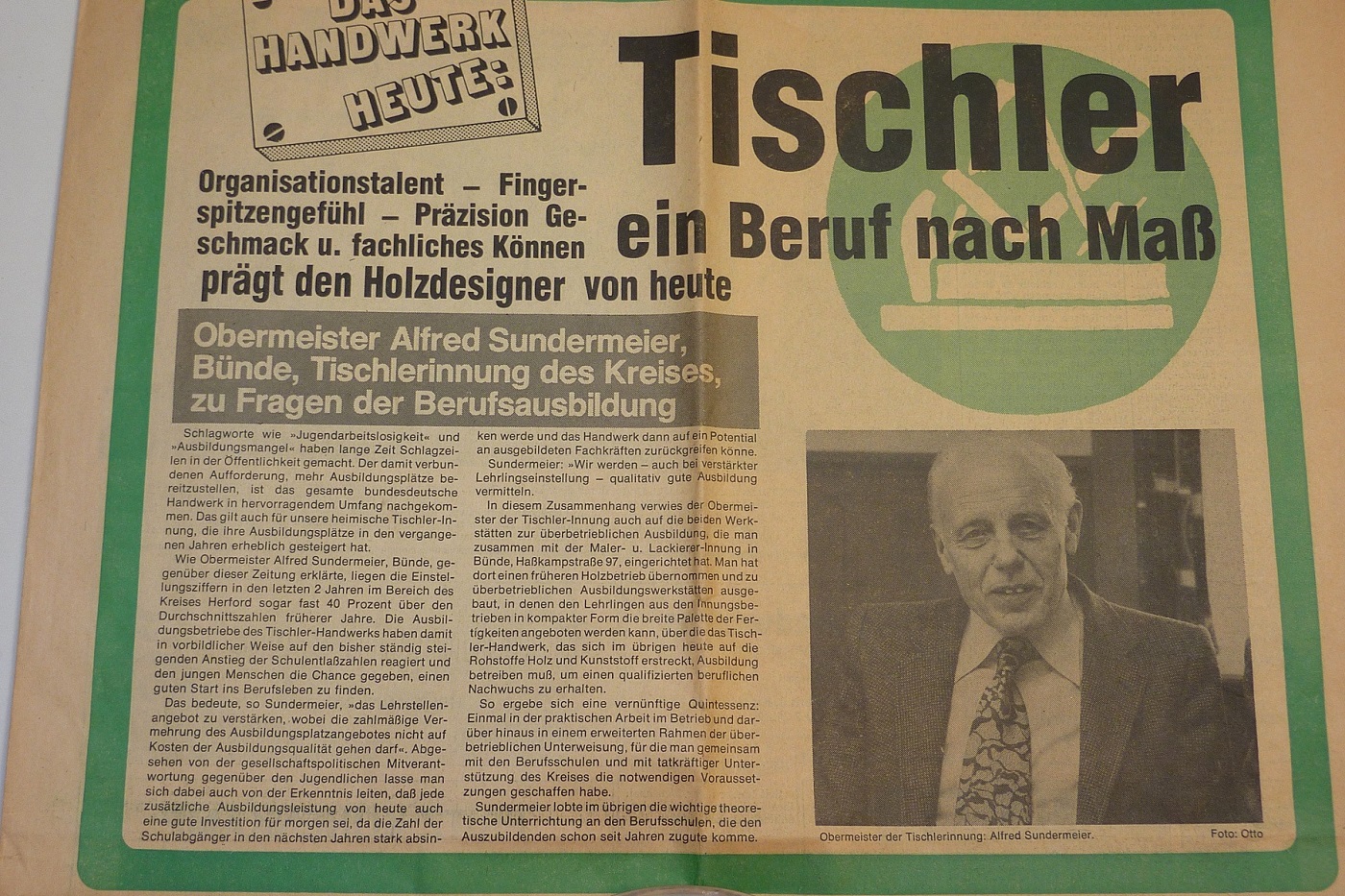 Obermeister Alfred Sundermeier erläutert die Umbaumaßnahmen in der überbetrieblichen Wilhelm-Rieke-Lehrwerkstatt.