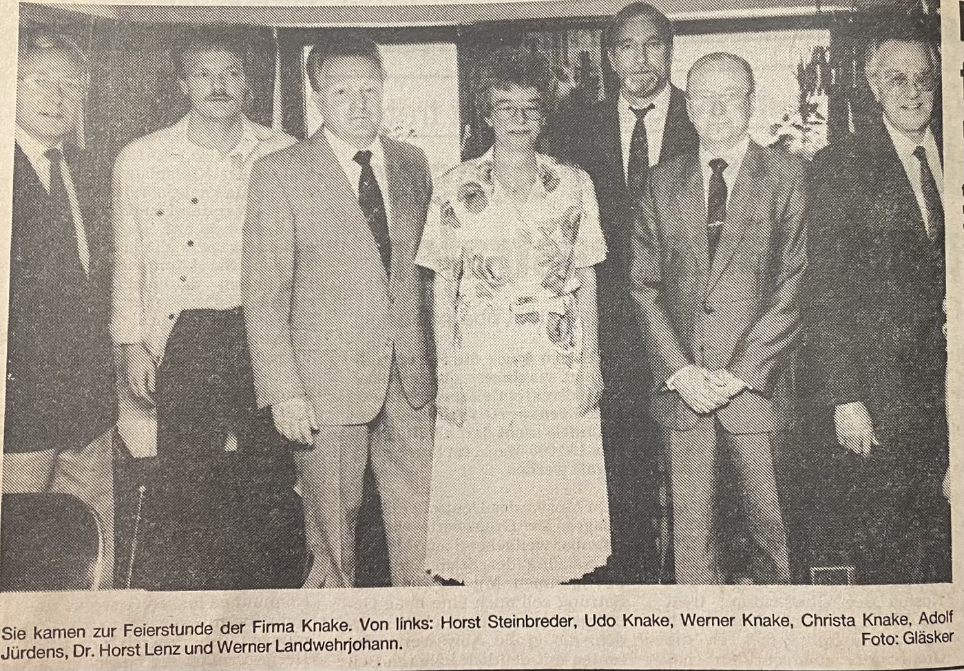 Obermeister Adolf Jürdens (3. von rechts) gratuliert seinem Stellvertreter Werner Knake (3. von links) mit Familie zum 75jährigen Betriebsjubiläum 1989.