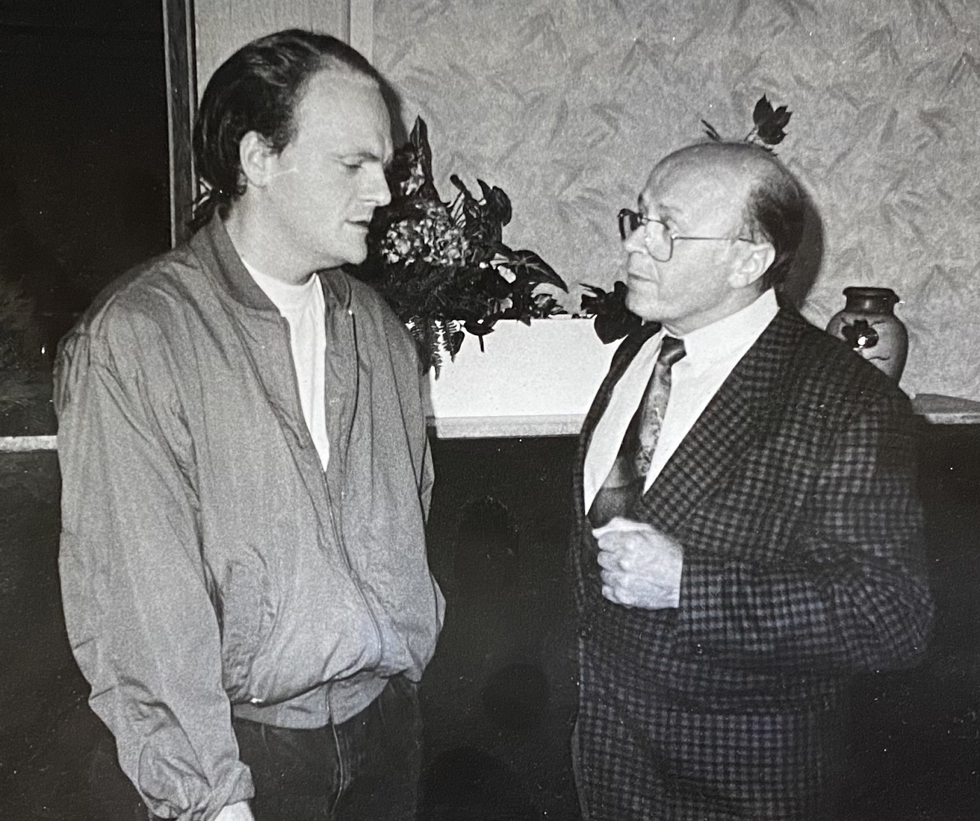 Vorstandskollegen 1996 im Gespräch: Öffentlichkeitsbeauftragter Udo Knake (links) mit seinem früheren Lehrherrn, Lehrlingswart und Ausbildungsmeister Herbert Speer.