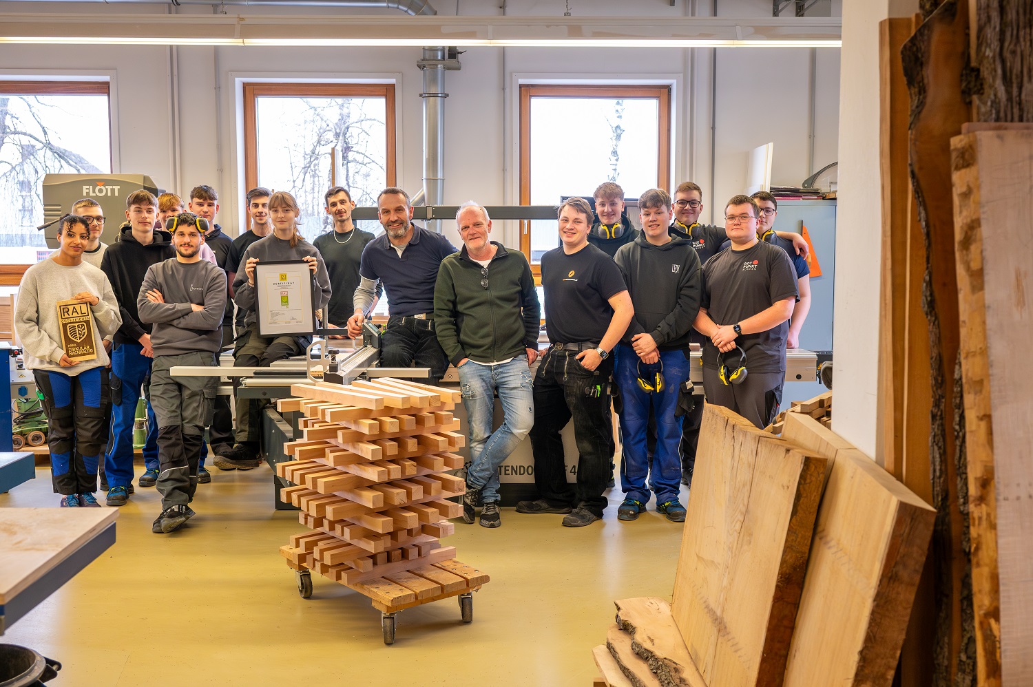 Lehrwerkstatt präsentiert RAL-Zertifikat für zirkuläres Design