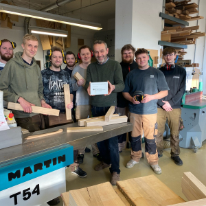 Ausbildungsmeister Heiko Bahls präsentierte mit den Lehrlingen das Förderlogo, das am Haupteingang und vor dem Maschinenraum angebracht wurde.